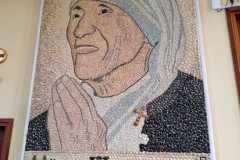 Quadro di Madre Teresa di Calcutta fatto con conchiglie